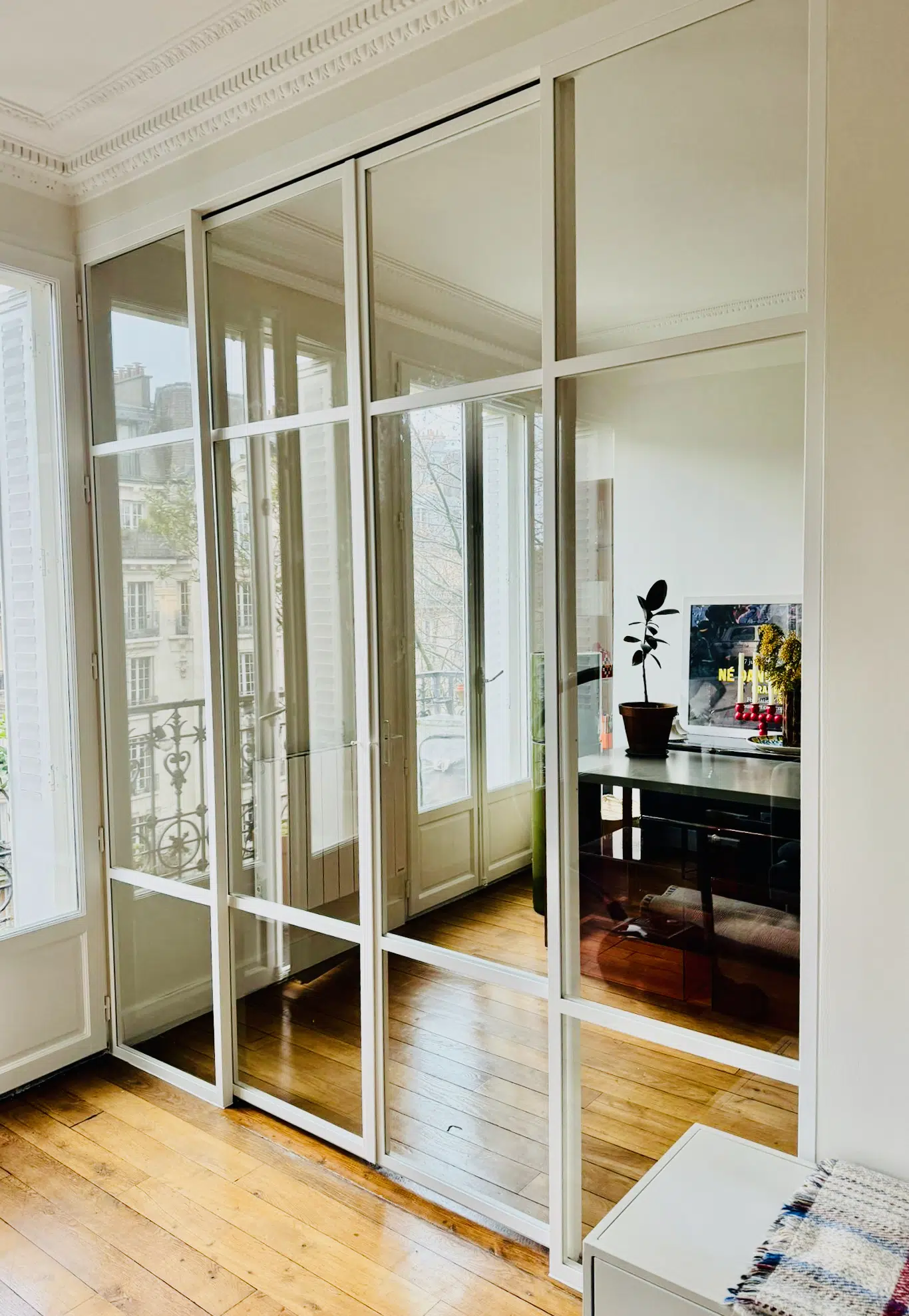 Double porte coulissante blanche, rail au plafond