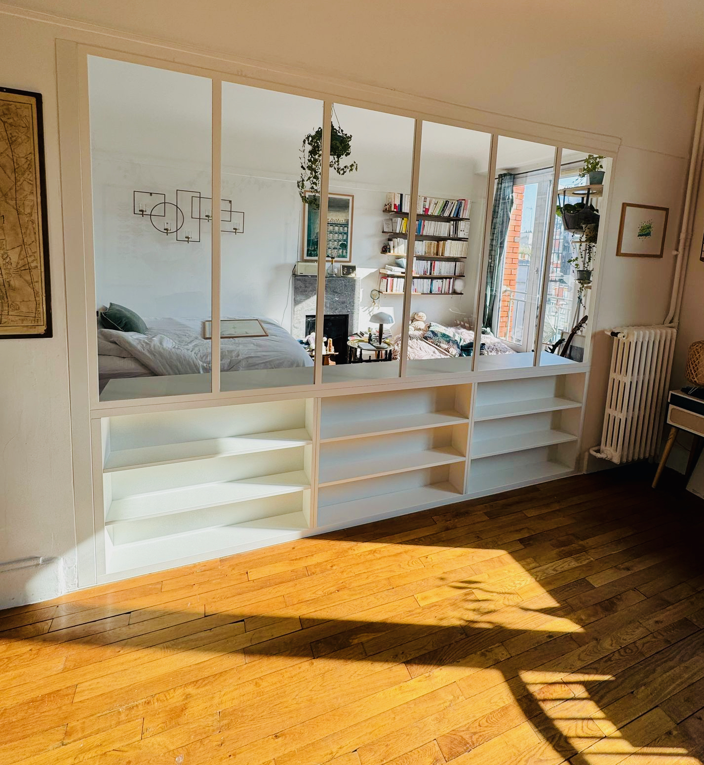 Verrière et bibliothèque blanche, salon / chambre — Paris 17