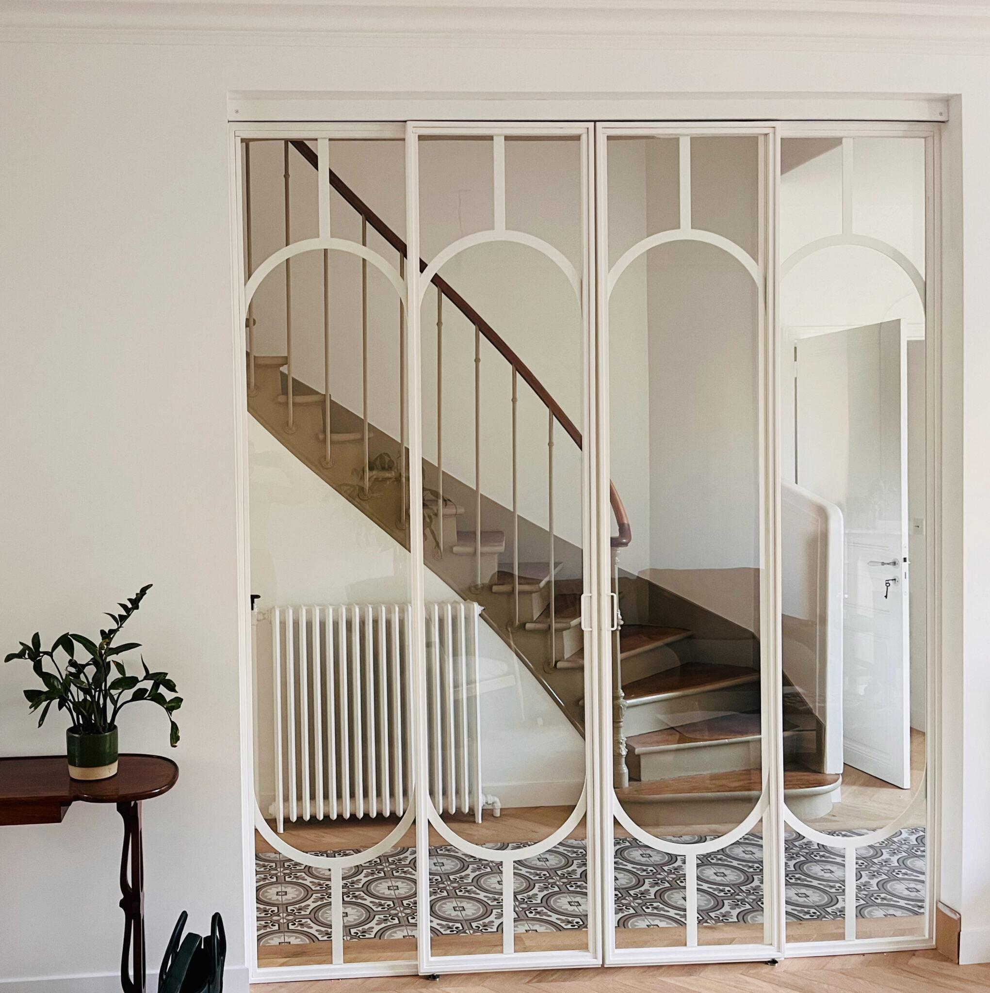 Portes coulissantes blanches en verrière, style Art Déco — région parisienne